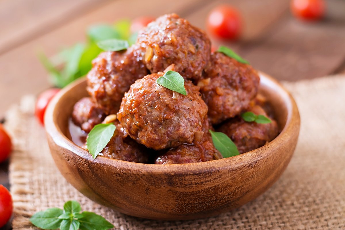 Chiftelute fragede in sos de rosii – reteta clasica cu arome mediteraneene