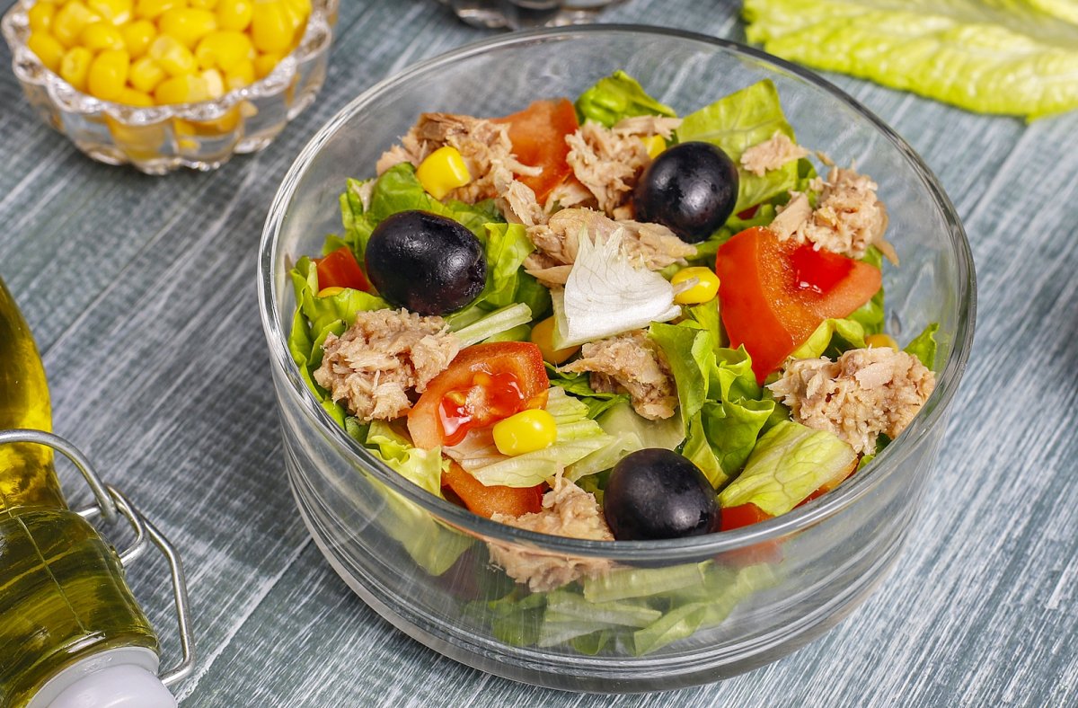 Salata de legume cu ton, masline si porumb – reteta rapida, sanatoasa si gustoasa