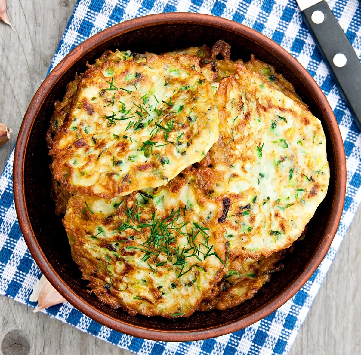 Clatite de dovlecei si branza – reteta simpla si delicioasa, gata in doar 30 de minute