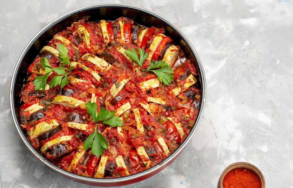 Legume cu sos de rosii la cuptor – reteta simpla, delicioasa si sanatoasa