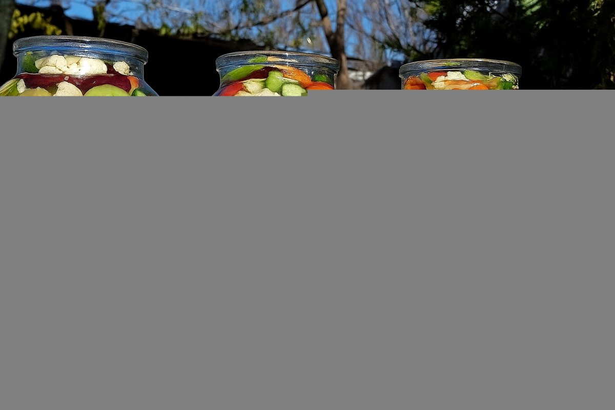 Muraturi asortate la borcan pentru iarna – reteta simpla de muraturi in saramura