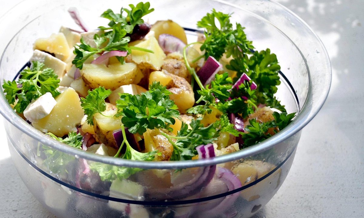 Salata de cartofi cu ceapa rosie si branza feta - reteta usoara, gustoasa, gata in cateva minute