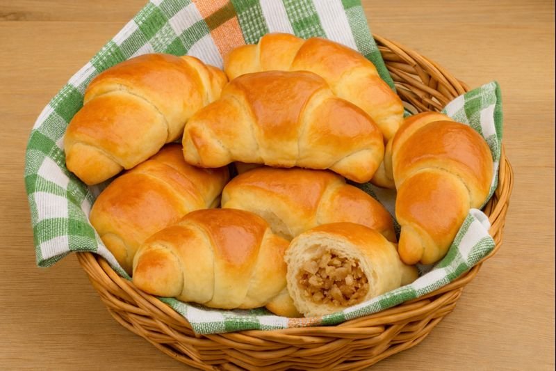 Cornuri pufoase cu mere - reteta simpla, economica si delicioasa