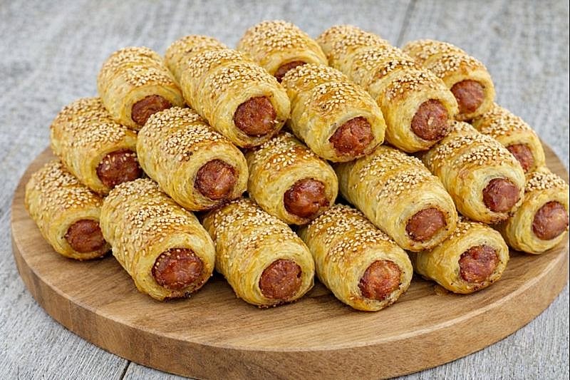 Carnaciori in aluat foietaj - reteta de rulouri aperitiv simple, rapide si delicioase