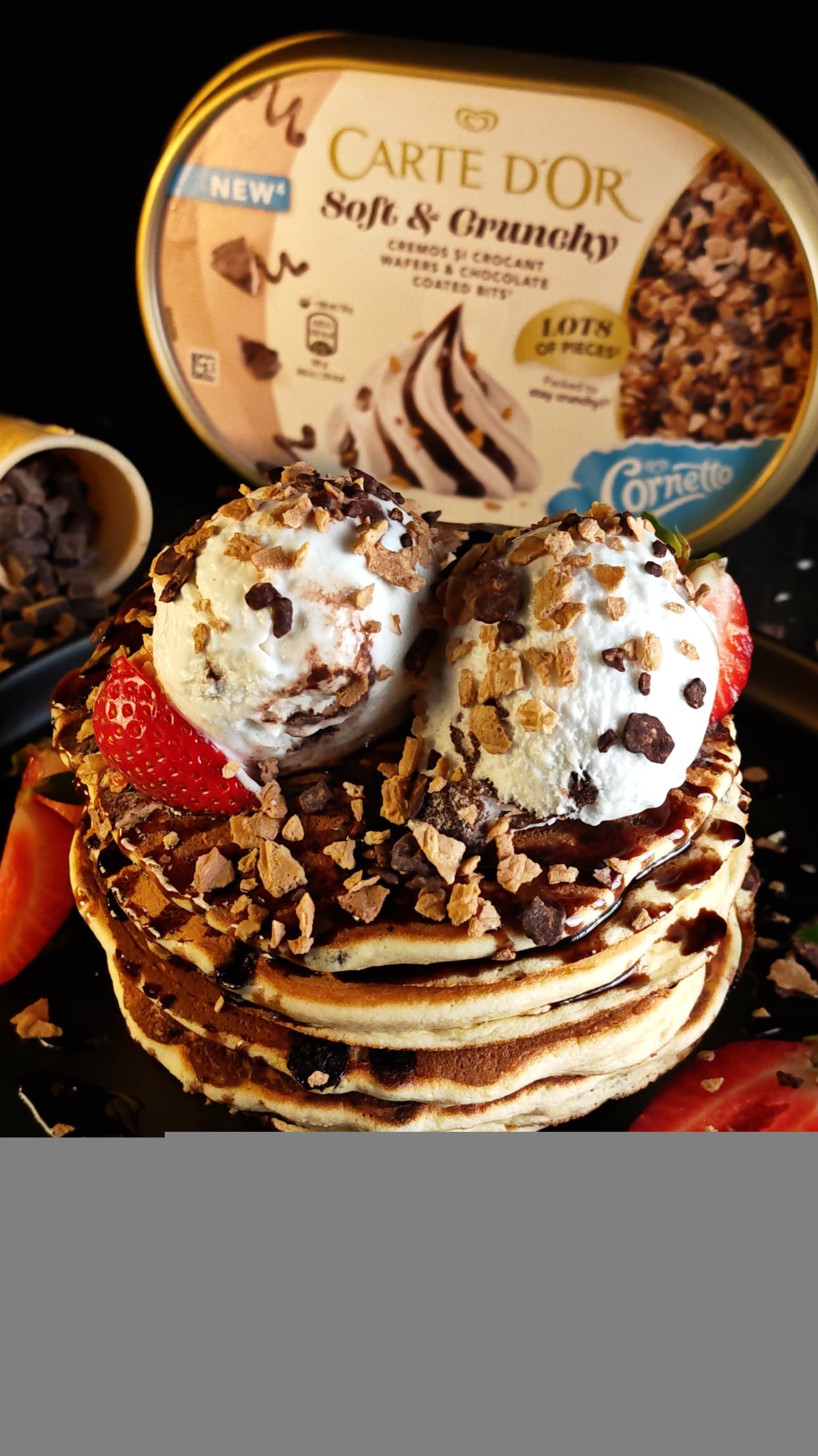 Clătite americane cu fructe, înghețată și topping crunchy