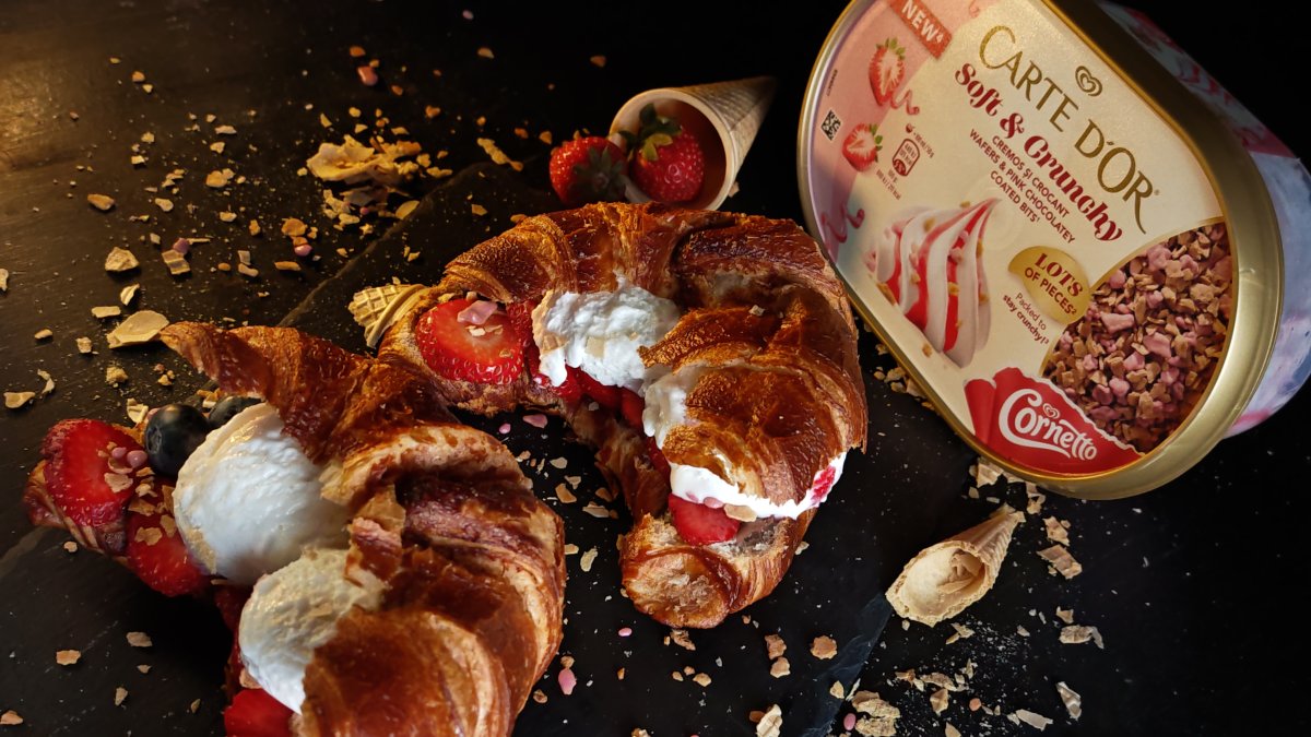 Croissant umplut cu înghețată și fructe - Desertul rapid și delicios