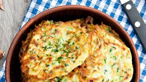Clatite de dovlecei si branza – reteta simpla si delicioasa, gata in doar 30 de minute