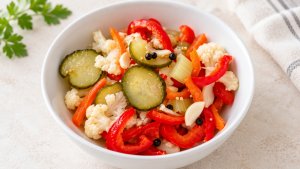 Salata asortata de muraturi pentru iarna - cu gogosari, kapia, conopida si castraveti
