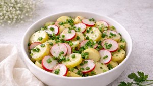 Salata de cartofi noi cu ridichi si ceapa verde - reteta gustoasa, simpla si rapida