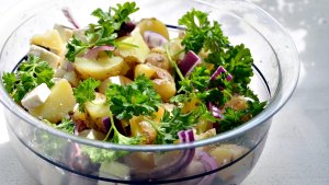 Salata de cartofi cu ceapa rosie si branza feta - reteta usoara, gustoasa, gata in cateva minute