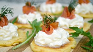 Blini cu crema de branza si somon afumat