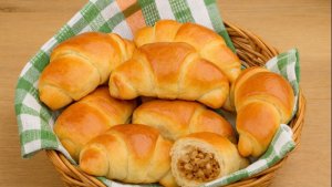 Cornuri pufoase cu mere - reteta simpla, economica si delicioasa