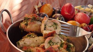 Rulouri din pulpe de pui umplute cu patrunjel