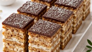 Prajitura cu foi cu miere si crema de smantana cu nuci - reteta pas cu pas