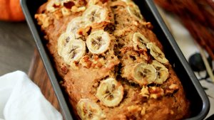Reteta de chec de post cu banane, nuci si apa minerala. Desert simplu, usor si delicios