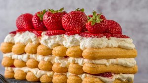 Prajitura rapida cu capsuni. Reteta fara coacere, aromata si absolut delicioasa