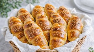 Cornuri cu branza - reteta de cornuri pufoase sarate cu branza telemea