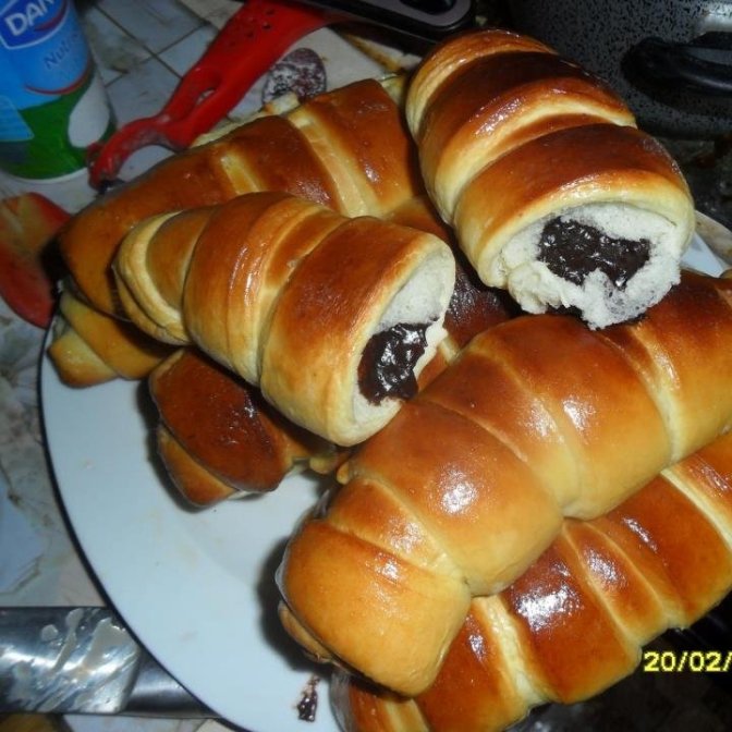 Cornuri umplute cu ciocolata