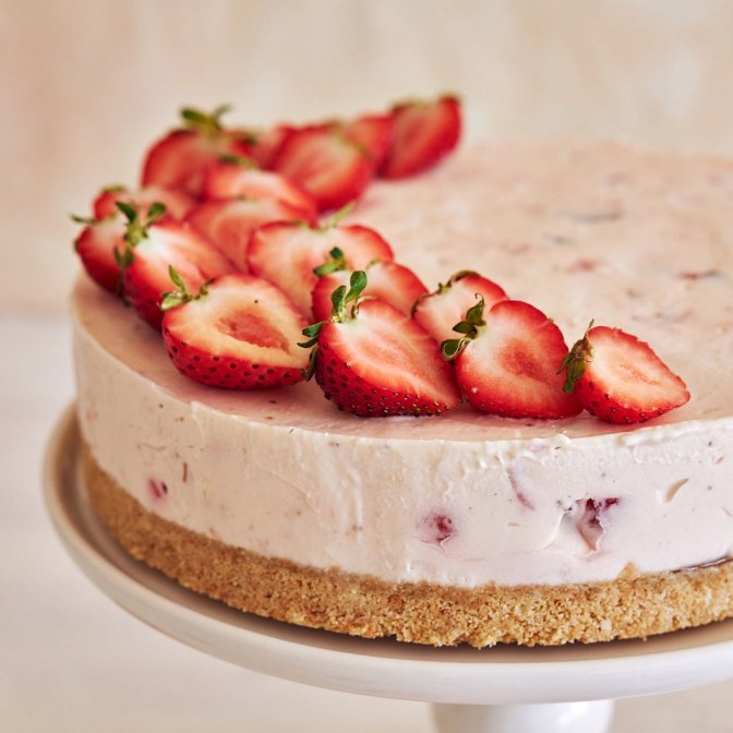 Prajitura fara coacere cu capsuni si ciocolata. Reteta usoara, rapida si delicioasa