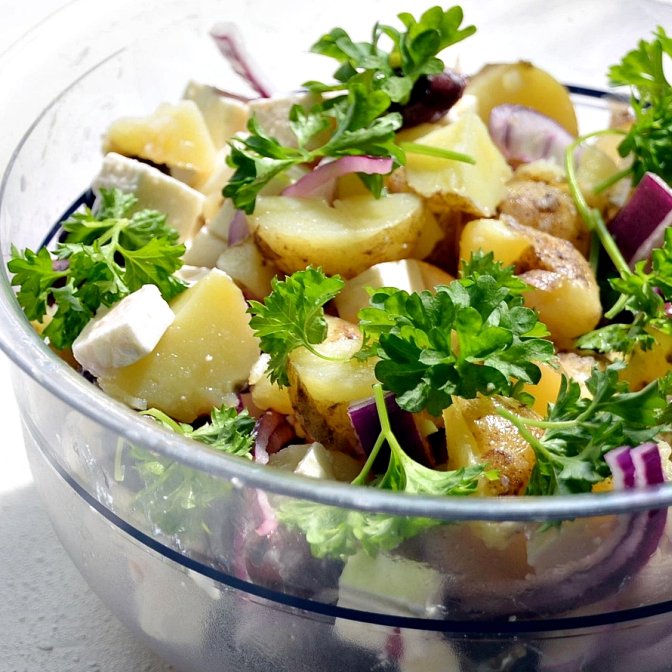 Salata de cartofi cu ceapa rosie si branza feta - reteta usoara, gustoasa, gata in cateva minute