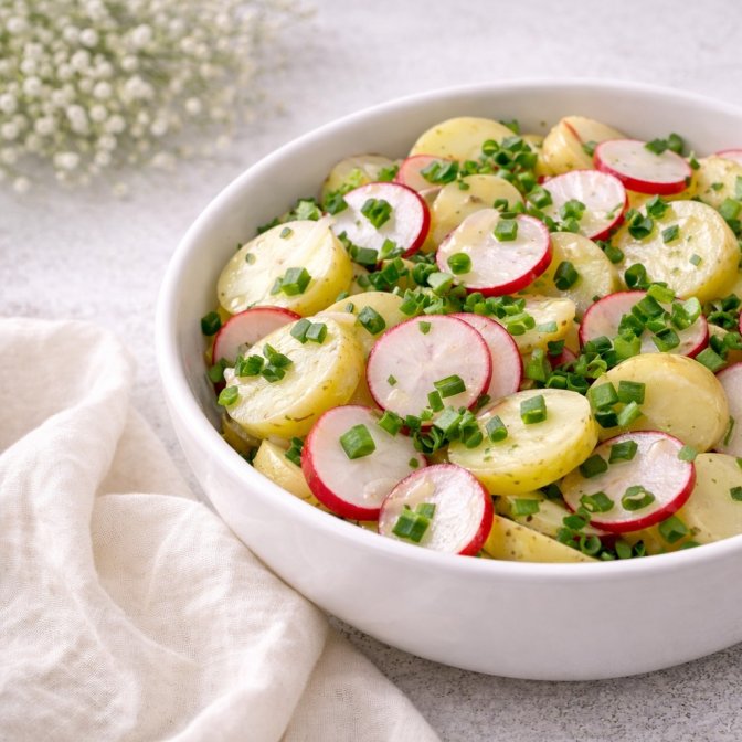 Salata de cartofi noi cu ridichi si ceapa verde - reteta gustoasa, simpla si rapida