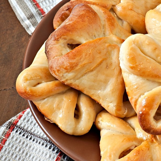 Pachetele pufoase cu aluat de casa si umplutura de mere. Reteta usoara si delicioasa