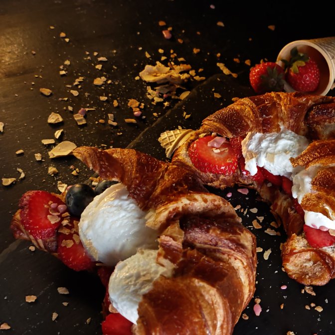 Croissant umplut cu înghețată și fructe - Desertul rapid și delicios