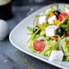 Salata de vara cu feta, rosii, castraveti si masline. Reteta simpla, rapida si sanatoasa