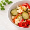 Salata asortata de muraturi pentru iarna - cu gogosari, kapia, conopida si castraveti