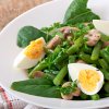 Salata de fasole verde cu ciuperci din conserva, spanac si oua. Reteta rapida si sanatoasa