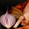 Kaiser de casa. Reteta simpla de piept de porc fiert cu coji de ceapa rosie