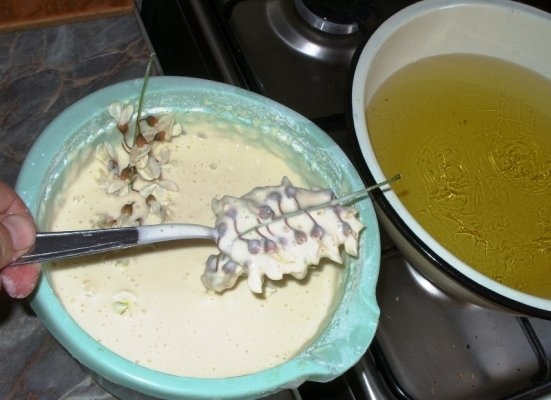 Prajituri (gogosi) din flori de salcam