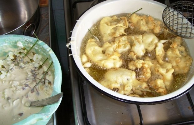 Prajituri (gogosi) din flori de salcam