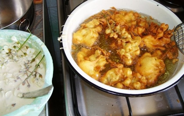 Prajituri (gogosi) din flori de salcam