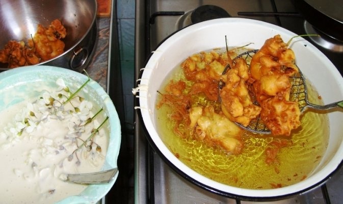 Prajituri (gogosi) din flori de salcam