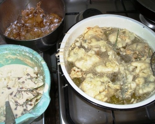 Prajituri (gogosi) din flori de salcam