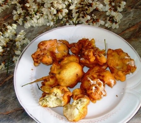 Prajituri (gogosi) din flori de salcam
