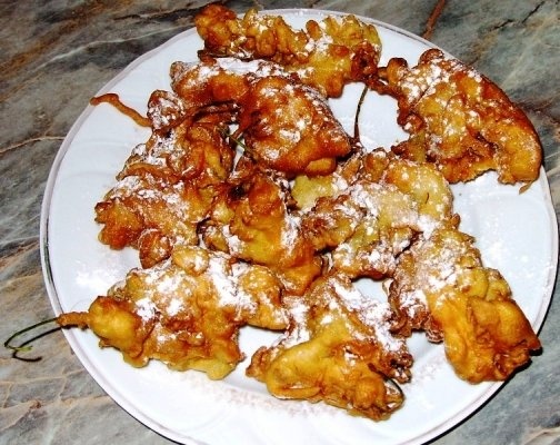 Prajituri (gogosi) din flori de salcam