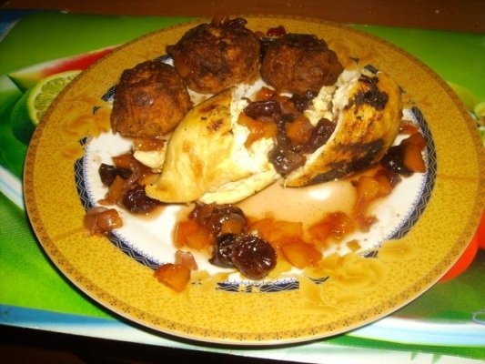 Rulada de Piept de pui cu dressing de visine si chiftelute de dovlecei