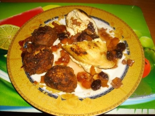 Rulada de Piept de pui cu dressing de visine si chiftelute de dovlecei