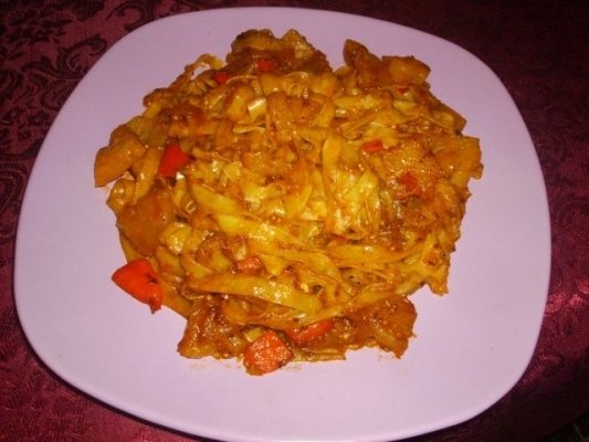 Tagliatelle cu ananas si ardei rosu