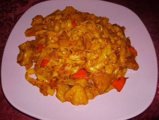 Tagliatelle cu ananas si ardei rosu