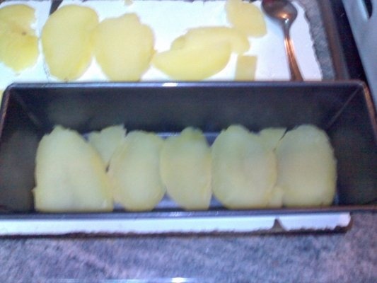 MUSACA DE CARNE CU CARTOFI SI ROSII