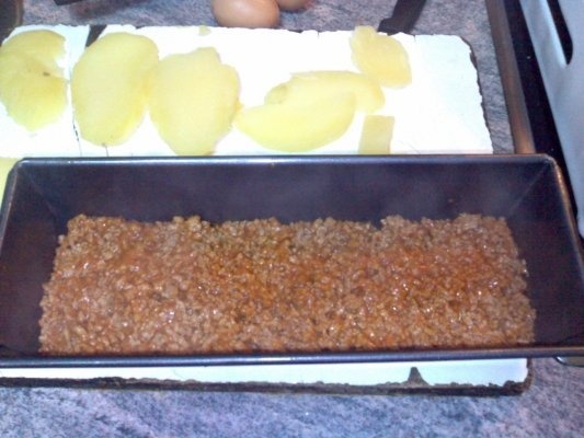 MUSACA DE CARNE CU CARTOFI SI ROSII