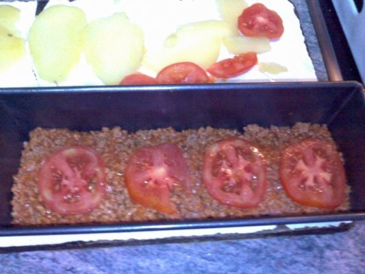 MUSACA DE CARNE CU CARTOFI SI ROSII