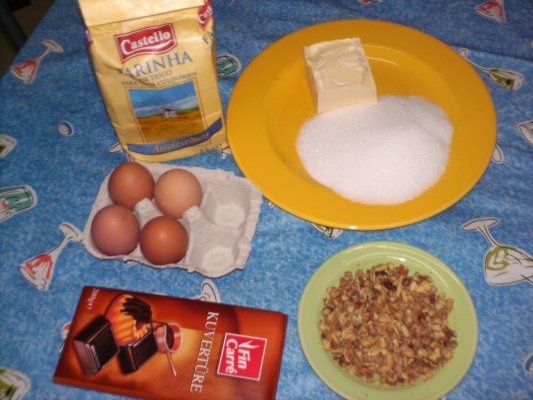 Prajitura cu ciocolata amaruie si nuci