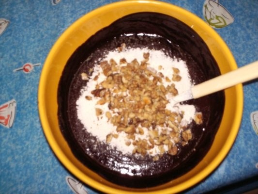 Prajitura cu ciocolata amaruie si nuci