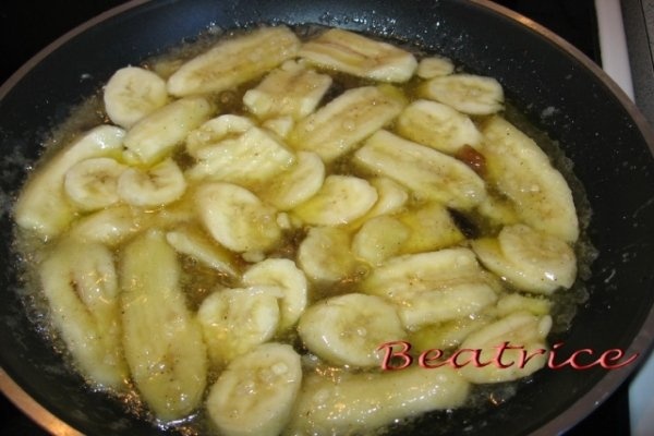 Tarta cu banane caramelizate
