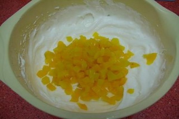 tort de piersici cu iaurt si frisca