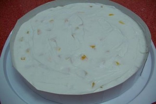 tort de piersici cu iaurt si frisca